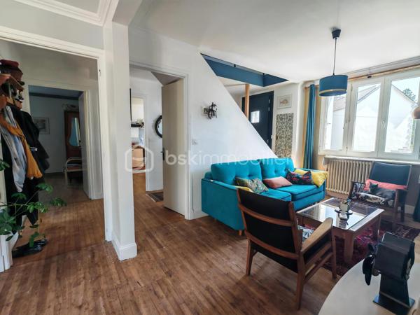 Située dans les hauteurs de Quimperlé, à proximité de toutes les commodités, cette charmante maison des années 1950, rénovée avec goût, développe environ 111 m² habitables et offre un cadre de vie agréable alliant confort et praticité.

Dès l'entrée, vous serez séduit par sa luminosité et son atmosphère chaleureuse.
Le premier étage accueille une belle pièce de vie avec poêle à bois, ouvrant sur une terrasse en bois exposée plein sud. La cuisine aménagée et équipée, spacieuse et fonctionnelle, complète harmonieusement cet espace convivial. Une grande chambre ainsi qu'une salle avec douche à l'italienne et WC viennent parfaire ce niveau.

Au deuxième étage, l'espace nuit propose une chambre, ainsi qu'une vaste chambre avec espace bureau, une salle de bains équipée d'une baignoire, d'une double vasque et d'un WC, ainsi qu'un dressing pouvant être réaménagé selon vos besoins.

Le jardin clos et sans vis-à-vis constitue un véritable havre de paix en cœur de ville.

Un garage et un sous-sol total complètent ce bien avec une buanderie, un atelier et de nombreux espaces de rangement, offrant un potentiel supplémentaire pour vos projets.

Une maison lumineuse, fonctionnelle et pleine de charme, profitant d'un environnement calme tout en restant proche des commodités.