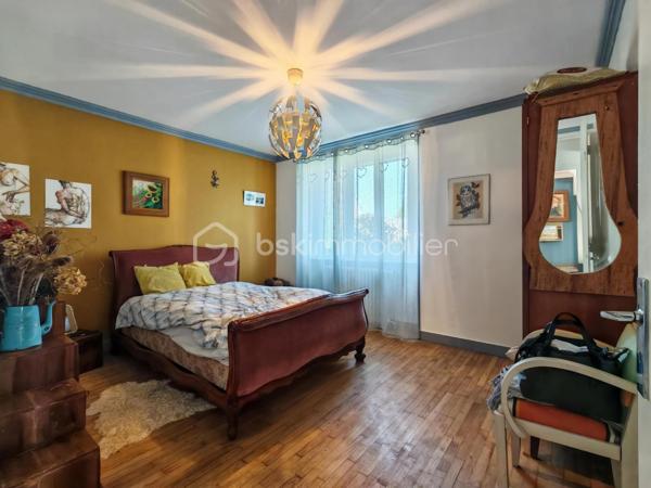 Située dans les hauteurs de Quimperlé, à proximité de toutes les commodités, cette charmante maison des années 1950, rénovée avec goût, développe environ 111 m² habitables et offre un cadre de vie agréable alliant confort et praticité.

Dès l'entrée, vous serez séduit par sa luminosité et son atmosphère chaleureuse.
Le premier étage accueille une belle pièce de vie avec poêle à bois, ouvrant sur une terrasse en bois exposée plein sud. La cuisine aménagée et équipée, spacieuse et fonctionnelle, complète harmonieusement cet espace convivial. Une grande chambre ainsi qu'une salle avec douche à l'italienne et WC viennent parfaire ce niveau.

Au deuxième étage, l'espace nuit propose une chambre, ainsi qu'une vaste chambre avec espace bureau, une salle de bains équipée d'une baignoire, d'une double vasque et d'un WC, ainsi qu'un dressing pouvant être réaménagé selon vos besoins.

Le jardin clos et sans vis-à-vis constitue un véritable havre de paix en cœur de ville.

Un garage et un sous-sol total complètent ce bien avec une buanderie, un atelier et de nombreux espaces de rangement, offrant un potentiel supplémentaire pour vos projets.

Une maison lumineuse, fonctionnelle et pleine de charme, profitant d'un environnement calme tout en restant proche des commodités.