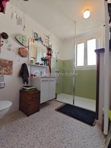 Située dans les hauteurs de Quimperlé, à proximité de toutes les commodités, cette charmante maison des années 1950, rénovée avec goût, développe environ 111 m² habitables et offre un cadre de vie agréable alliant confort et praticité.

Dès l'entrée, vous serez séduit par sa luminosité et son atmosphère chaleureuse.
Le premier étage accueille une belle pièce de vie avec poêle à bois, ouvrant sur une terrasse en bois exposée plein sud. La cuisine aménagée et équipée, spacieuse et fonctionnelle, complète harmonieusement cet espace convivial. Une grande chambre ainsi qu'une salle avec douche à l'italienne et WC viennent parfaire ce niveau.

Au deuxième étage, l'espace nuit propose une chambre, ainsi qu'une vaste chambre avec espace bureau, une salle de bains équipée d'une baignoire, d'une double vasque et d'un WC, ainsi qu'un dressing pouvant être réaménagé selon vos besoins.

Le jardin clos et sans vis-à-vis constitue un véritable havre de paix en cœur de ville.

Un garage et un sous-sol total complètent ce bien avec une buanderie, un atelier et de nombreux espaces de rangement, offrant un potentiel supplémentaire pour vos projets.

Une maison lumineuse, fonctionnelle et pleine de charme, profitant d'un environnement calme tout en restant proche des commodités.