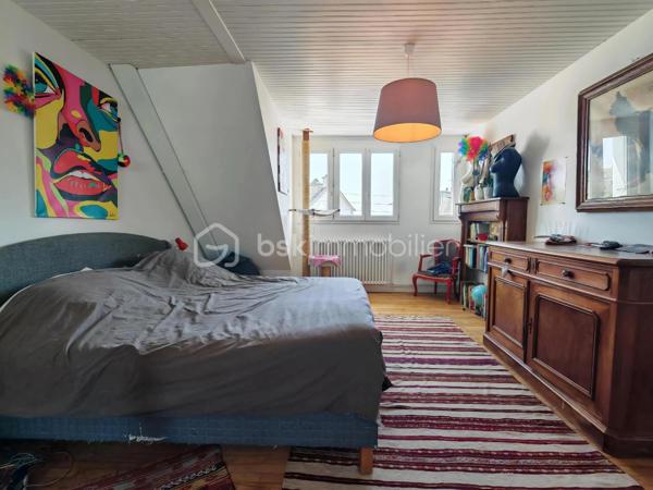 Située dans les hauteurs de Quimperlé, à proximité de toutes les commodités, cette charmante maison des années 1950, rénovée avec goût, développe environ 111 m² habitables et offre un cadre de vie agréable alliant confort et praticité.

Dès l'entrée, vous serez séduit par sa luminosité et son atmosphère chaleureuse.
Le premier étage accueille une belle pièce de vie avec poêle à bois, ouvrant sur une terrasse en bois exposée plein sud. La cuisine aménagée et équipée, spacieuse et fonctionnelle, complète harmonieusement cet espace convivial. Une grande chambre ainsi qu'une salle avec douche à l'italienne et WC viennent parfaire ce niveau.

Au deuxième étage, l'espace nuit propose une chambre, ainsi qu'une vaste chambre avec espace bureau, une salle de bains équipée d'une baignoire, d'une double vasque et d'un WC, ainsi qu'un dressing pouvant être réaménagé selon vos besoins.

Le jardin clos et sans vis-à-vis constitue un véritable havre de paix en cœur de ville.

Un garage et un sous-sol total complètent ce bien avec une buanderie, un atelier et de nombreux espaces de rangement, offrant un potentiel supplémentaire pour vos projets.

Une maison lumineuse, fonctionnelle et pleine de charme, profitant d'un environnement calme tout en restant proche des commodités.