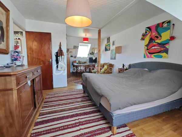 Située dans les hauteurs de Quimperlé, à proximité de toutes les commodités, cette charmante maison des années 1950, rénovée avec goût, développe environ 111 m² habitables et offre un cadre de vie agréable alliant confort et praticité.

Dès l'entrée, vous serez séduit par sa luminosité et son atmosphère chaleureuse.
Le premier étage accueille une belle pièce de vie avec poêle à bois, ouvrant sur une terrasse en bois exposée plein sud. La cuisine aménagée et équipée, spacieuse et fonctionnelle, complète harmonieusement cet espace convivial. Une grande chambre ainsi qu'une salle avec douche à l'italienne et WC viennent parfaire ce niveau.

Au deuxième étage, l'espace nuit propose une chambre, ainsi qu'une vaste chambre avec espace bureau, une salle de bains équipée d'une baignoire, d'une double vasque et d'un WC, ainsi qu'un dressing pouvant être réaménagé selon vos besoins.

Le jardin clos et sans vis-à-vis constitue un véritable havre de paix en cœur de ville.

Un garage et un sous-sol total complètent ce bien avec une buanderie, un atelier et de nombreux espaces de rangement, offrant un potentiel supplémentaire pour vos projets.

Une maison lumineuse, fonctionnelle et pleine de charme, profitant d'un environnement calme tout en restant proche des commodités.
