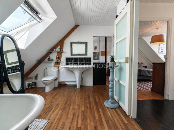 Située dans les hauteurs de Quimperlé, à proximité de toutes les commodités, cette charmante maison des années 1950, rénovée avec goût, développe environ 111 m² habitables et offre un cadre de vie agréable alliant confort et praticité.

Dès l'entrée, vous serez séduit par sa luminosité et son atmosphère chaleureuse.
Le premier étage accueille une belle pièce de vie avec poêle à bois, ouvrant sur une terrasse en bois exposée plein sud. La cuisine aménagée et équipée, spacieuse et fonctionnelle, complète harmonieusement cet espace convivial. Une grande chambre ainsi qu'une salle avec douche à l'italienne et WC viennent parfaire ce niveau.

Au deuxième étage, l'espace nuit propose une chambre, ainsi qu'une vaste chambre avec espace bureau, une salle de bains équipée d'une baignoire, d'une double vasque et d'un WC, ainsi qu'un dressing pouvant être réaménagé selon vos besoins.

Le jardin clos et sans vis-à-vis constitue un véritable havre de paix en cœur de ville.

Un garage et un sous-sol total complètent ce bien avec une buanderie, un atelier et de nombreux espaces de rangement, offrant un potentiel supplémentaire pour vos projets.

Une maison lumineuse, fonctionnelle et pleine de charme, profitant d'un environnement calme tout en restant proche des commodités.