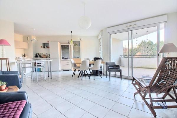 Exclusivité - BRIVE Secteur Hopital : Apt T3 de 64m² rénové avec TERRASSE de 22m², GARAGE et parking dans Résidence récente avec PISCINE