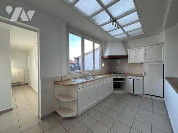 Nouveauté à vendre uniquement chez votre notaire !! 
Très agréable maison de ville mitoyenne d...