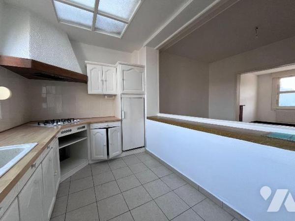 Nouveauté à vendre uniquement chez votre notaire !! 
Très agréable maison de ville mitoyenne d...