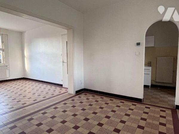 Nouveauté à vendre uniquement chez votre notaire !! 
Très agréable maison de ville mitoyenne d...