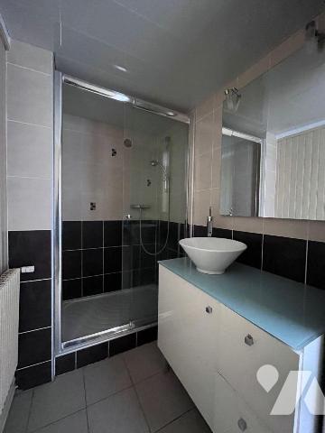 Nouveauté à vendre uniquement chez votre notaire !! 
Très agréable maison de ville mitoyenne d...