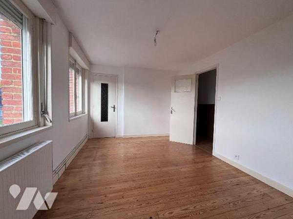 Nouveauté à vendre uniquement chez votre notaire !! 
Très agréable maison de ville mitoyenne d...
