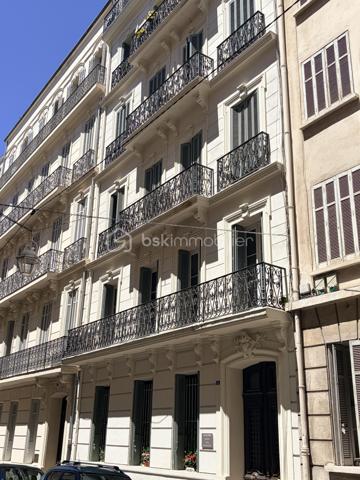 Idéalement situé entre la Place de la Liberté et l'Avenue Colbert , à 2 min à pieds de la Gare, dans l’un des quartiers les plus recherchés de Toulon, découvrez ce magnifique appartement traversant de 131 m², alliant le charme de l’ancien et le confort moderne.

Situé au 4ᵉ étage sur 5 d’un élégant immeuble de style haussmannien parfaitement entretenu, au sein d’une copropriété de seulement 6 lots, cet appartement bénéficie d’un environnement calme et d’une luminosité exceptionnelle grâce à sa double exposition Sud-Nord.

Vous serez séduits par ses beaux volumes, sa très belle hauteur sous plafond, ses prestations de qualité et son état irréprochable : aucun travaux n’est à prévoir.

L’appartement se compose de :

* Une vaste pièce de vie baignée de lumière ;
* Une cuisine fonctionnelle et parfaitement aménagée ;
* Trois grandes chambres, spacieuses et très lumineuses ;
* Une salle de bains ;
*UneSalle de Douche
* Des espaces de rangement optimisés.

Son emplacement privilégié permet un accès immédiat à tous les commerces, écoles, services et transports en commun.

Les atouts :

* 131 m² habitables ;
* Appartement traversant Sud-Nord ;
* Très lumineux ;
* 4ᵉ étage sur 5 ;
* Immeuble de caractère style haussmannien ;
* Copropriété de 6 lots ;
* Aucune rénovation à prévoir ;
* Trois grandes chambres ;
* Belle hauteur sous plafond ;
* Quartier calme et recherché ;
* Proximité immédiate des commerces et transports.

Un bien rare sur le marché toulonnais, idéal pour une famille ou pour les amateurs de beaux appartements de caractère.
Très bel opportunité pour allier résidence principale et activité libérale.