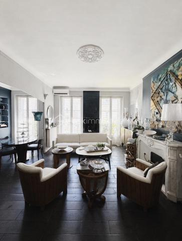 Idéalement situé entre la Place de la Liberté et l'Avenue Colbert , à 2 min à pieds de la Gare, dans l’un des quartiers les plus recherchés de Toulon, découvrez ce magnifique appartement traversant de 131 m², alliant le charme de l’ancien et le confort moderne.

Situé au 4ᵉ étage sur 5 d’un élégant immeuble de style haussmannien parfaitement entretenu, au sein d’une copropriété de seulement 6 lots, cet appartement bénéficie d’un environnement calme et d’une luminosité exceptionnelle grâce à sa double exposition Sud-Nord.

Vous serez séduits par ses beaux volumes, sa très belle hauteur sous plafond, ses prestations de qualité et son état irréprochable : aucun travaux n’est à prévoir.

L’appartement se compose de :

* Une vaste pièce de vie baignée de lumière ;
* Une cuisine fonctionnelle et parfaitement aménagée ;
* Trois grandes chambres, spacieuses et très lumineuses ;
* Une salle de bains ;
*UneSalle de Douche
* Des espaces de rangement optimisés.

Son emplacement privilégié permet un accès immédiat à tous les commerces, écoles, services et transports en commun.

Les atouts :

* 131 m² habitables ;
* Appartement traversant Sud-Nord ;
* Très lumineux ;
* 4ᵉ étage sur 5 ;
* Immeuble de caractère style haussmannien ;
* Copropriété de 6 lots ;
* Aucune rénovation à prévoir ;
* Trois grandes chambres ;
* Belle hauteur sous plafond ;
* Quartier calme et recherché ;
* Proximité immédiate des commerces et transports.

Un bien rare sur le marché toulonnais, idéal pour une famille ou pour les amateurs de beaux appartements de caractère.
Très bel opportunité pour allier résidence principale et activité libérale.