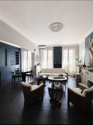 Idéalement situé entre la Place de la Liberté et l'Avenue Colbert , à 2 min à pieds de la Gare, dans l’un des quartiers les plus recherchés de Toulon, découvrez ce magnifique appartement traversant de 131 m², alliant le charme de l’ancien et le confort moderne.

Situé au 4ᵉ étage sur 5 d’un élégant immeuble de style haussmannien parfaitement entretenu, au sein d’une copropriété de seulement 6 lots, cet appartement bénéficie d’un environnement calme et d’une luminosité exceptionnelle grâce à sa double exposition Sud-Nord.

Vous serez séduits par ses beaux volumes, sa très belle hauteur sous plafond, ses prestations de qualité et son état irréprochable : aucun travaux n’est à prévoir.

L’appartement se compose de :

* Une vaste pièce de vie baignée de lumière ;
* Une cuisine fonctionnelle et parfaitement aménagée ;
* Trois grandes chambres, spacieuses et très lumineuses ;
* Une salle de bains ;
*UneSalle de Douche
* Des espaces de rangement optimisés.

Son emplacement privilégié permet un accès immédiat à tous les commerces, écoles, services et transports en commun.

Les atouts :

* 131 m² habitables ;
* Appartement traversant Sud-Nord ;
* Très lumineux ;
* 4ᵉ étage sur 5 ;
* Immeuble de caractère style haussmannien ;
* Copropriété de 6 lots ;
* Aucune rénovation à prévoir ;
* Trois grandes chambres ;
* Belle hauteur sous plafond ;
* Quartier calme et recherché ;
* Proximité immédiate des commerces et transports.

Un bien rare sur le marché toulonnais, idéal pour une famille ou pour les amateurs de beaux appartements de caractère.
Très bel opportunité pour allier résidence principale et activité libérale.