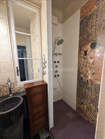 Idéalement situé entre la Place de la Liberté et l'Avenue Colbert , à 2 min à pieds de la Gare, dans l’un des quartiers les plus recherchés de Toulon, découvrez ce magnifique appartement traversant de 131 m², alliant le charme de l’ancien et le confort moderne.

Situé au 4ᵉ étage sur 5 d’un élégant immeuble de style haussmannien parfaitement entretenu, au sein d’une copropriété de seulement 6 lots, cet appartement bénéficie d’un environnement calme et d’une luminosité exceptionnelle grâce à sa double exposition Sud-Nord.

Vous serez séduits par ses beaux volumes, sa très belle hauteur sous plafond, ses prestations de qualité et son état irréprochable : aucun travaux n’est à prévoir.

L’appartement se compose de :

* Une vaste pièce de vie baignée de lumière ;
* Une cuisine fonctionnelle et parfaitement aménagée ;
* Trois grandes chambres, spacieuses et très lumineuses ;
* Une salle de bains ;
*UneSalle de Douche
* Des espaces de rangement optimisés.

Son emplacement privilégié permet un accès immédiat à tous les commerces, écoles, services et transports en commun.

Les atouts :

* 131 m² habitables ;
* Appartement traversant Sud-Nord ;
* Très lumineux ;
* 4ᵉ étage sur 5 ;
* Immeuble de caractère style haussmannien ;
* Copropriété de 6 lots ;
* Aucune rénovation à prévoir ;
* Trois grandes chambres ;
* Belle hauteur sous plafond ;
* Quartier calme et recherché ;
* Proximité immédiate des commerces et transports.

Un bien rare sur le marché toulonnais, idéal pour une famille ou pour les amateurs de beaux appartements de caractère.
Très bel opportunité pour allier résidence principale et activité libérale.
