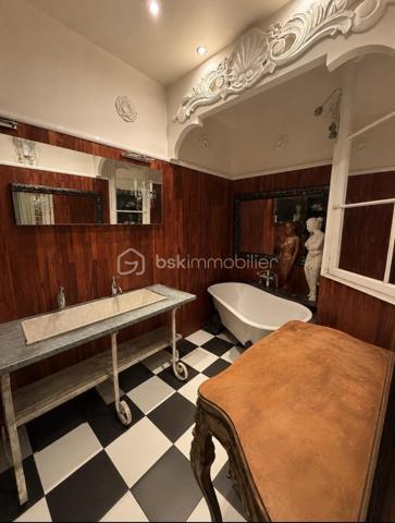 Idéalement situé entre la Place de la Liberté et l'Avenue Colbert , à 2 min à pieds de la Gare, dans l’un des quartiers les plus recherchés de Toulon, découvrez ce magnifique appartement traversant de 131 m², alliant le charme de l’ancien et le confort moderne.

Situé au 4ᵉ étage sur 5 d’un élégant immeuble de style haussmannien parfaitement entretenu, au sein d’une copropriété de seulement 6 lots, cet appartement bénéficie d’un environnement calme et d’une luminosité exceptionnelle grâce à sa double exposition Sud-Nord.

Vous serez séduits par ses beaux volumes, sa très belle hauteur sous plafond, ses prestations de qualité et son état irréprochable : aucun travaux n’est à prévoir.

L’appartement se compose de :

* Une vaste pièce de vie baignée de lumière ;
* Une cuisine fonctionnelle et parfaitement aménagée ;
* Trois grandes chambres, spacieuses et très lumineuses ;
* Une salle de bains ;
*UneSalle de Douche
* Des espaces de rangement optimisés.

Son emplacement privilégié permet un accès immédiat à tous les commerces, écoles, services et transports en commun.

Les atouts :

* 131 m² habitables ;
* Appartement traversant Sud-Nord ;
* Très lumineux ;
* 4ᵉ étage sur 5 ;
* Immeuble de caractère style haussmannien ;
* Copropriété de 6 lots ;
* Aucune rénovation à prévoir ;
* Trois grandes chambres ;
* Belle hauteur sous plafond ;
* Quartier calme et recherché ;
* Proximité immédiate des commerces et transports.

Un bien rare sur le marché toulonnais, idéal pour une famille ou pour les amateurs de beaux appartements de caractère.
Très bel opportunité pour allier résidence principale et activité libérale.