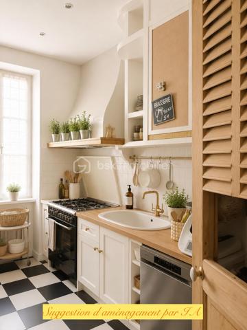 Idéalement situé entre la Place de la Liberté et l'Avenue Colbert , à 2 min à pieds de la Gare, dans l’un des quartiers les plus recherchés de Toulon, découvrez ce magnifique appartement traversant de 131 m², alliant le charme de l’ancien et le confort moderne.

Situé au 4ᵉ étage sur 5 d’un élégant immeuble de style haussmannien parfaitement entretenu, au sein d’une copropriété de seulement 6 lots, cet appartement bénéficie d’un environnement calme et d’une luminosité exceptionnelle grâce à sa double exposition Sud-Nord.

Vous serez séduits par ses beaux volumes, sa très belle hauteur sous plafond, ses prestations de qualité et son état irréprochable : aucun travaux n’est à prévoir.

L’appartement se compose de :

* Une vaste pièce de vie baignée de lumière ;
* Une cuisine fonctionnelle et parfaitement aménagée ;
* Trois grandes chambres, spacieuses et très lumineuses ;
* Une salle de bains ;
*UneSalle de Douche
* Des espaces de rangement optimisés.

Son emplacement privilégié permet un accès immédiat à tous les commerces, écoles, services et transports en commun.

Les atouts :

* 131 m² habitables ;
* Appartement traversant Sud-Nord ;
* Très lumineux ;
* 4ᵉ étage sur 5 ;
* Immeuble de caractère style haussmannien ;
* Copropriété de 6 lots ;
* Aucune rénovation à prévoir ;
* Trois grandes chambres ;
* Belle hauteur sous plafond ;
* Quartier calme et recherché ;
* Proximité immédiate des commerces et transports.

Un bien rare sur le marché toulonnais, idéal pour une famille ou pour les amateurs de beaux appartements de caractère.
Très bel opportunité pour allier résidence principale et activité libérale.