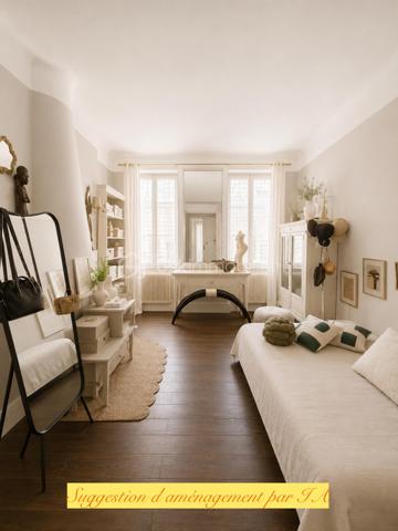 Idéalement situé entre la Place de la Liberté et l'Avenue Colbert , à 2 min à pieds de la Gare, dans l’un des quartiers les plus recherchés de Toulon, découvrez ce magnifique appartement traversant de 131 m², alliant le charme de l’ancien et le confort moderne.

Situé au 4ᵉ étage sur 5 d’un élégant immeuble de style haussmannien parfaitement entretenu, au sein d’une copropriété de seulement 6 lots, cet appartement bénéficie d’un environnement calme et d’une luminosité exceptionnelle grâce à sa double exposition Sud-Nord.

Vous serez séduits par ses beaux volumes, sa très belle hauteur sous plafond, ses prestations de qualité et son état irréprochable : aucun travaux n’est à prévoir.

L’appartement se compose de :

* Une vaste pièce de vie baignée de lumière ;
* Une cuisine fonctionnelle et parfaitement aménagée ;
* Trois grandes chambres, spacieuses et très lumineuses ;
* Une salle de bains ;
*UneSalle de Douche
* Des espaces de rangement optimisés.

Son emplacement privilégié permet un accès immédiat à tous les commerces, écoles, services et transports en commun.

Les atouts :

* 131 m² habitables ;
* Appartement traversant Sud-Nord ;
* Très lumineux ;
* 4ᵉ étage sur 5 ;
* Immeuble de caractère style haussmannien ;
* Copropriété de 6 lots ;
* Aucune rénovation à prévoir ;
* Trois grandes chambres ;
* Belle hauteur sous plafond ;
* Quartier calme et recherché ;
* Proximité immédiate des commerces et transports.

Un bien rare sur le marché toulonnais, idéal pour une famille ou pour les amateurs de beaux appartements de caractère.
Très bel opportunité pour allier résidence principale et activité libérale.