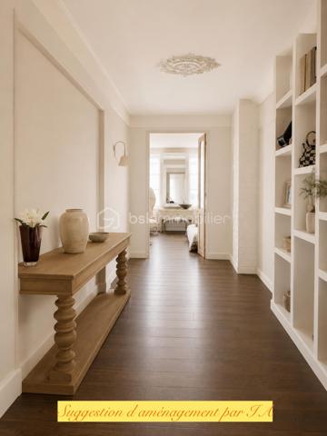 Idéalement situé entre la Place de la Liberté et l'Avenue Colbert , à 2 min à pieds de la Gare, dans l’un des quartiers les plus recherchés de Toulon, découvrez ce magnifique appartement traversant de 131 m², alliant le charme de l’ancien et le confort moderne.

Situé au 4ᵉ étage sur 5 d’un élégant immeuble de style haussmannien parfaitement entretenu, au sein d’une copropriété de seulement 6 lots, cet appartement bénéficie d’un environnement calme et d’une luminosité exceptionnelle grâce à sa double exposition Sud-Nord.

Vous serez séduits par ses beaux volumes, sa très belle hauteur sous plafond, ses prestations de qualité et son état irréprochable : aucun travaux n’est à prévoir.

L’appartement se compose de :

* Une vaste pièce de vie baignée de lumière ;
* Une cuisine fonctionnelle et parfaitement aménagée ;
* Trois grandes chambres, spacieuses et très lumineuses ;
* Une salle de bains ;
*UneSalle de Douche
* Des espaces de rangement optimisés.

Son emplacement privilégié permet un accès immédiat à tous les commerces, écoles, services et transports en commun.

Les atouts :

* 131 m² habitables ;
* Appartement traversant Sud-Nord ;
* Très lumineux ;
* 4ᵉ étage sur 5 ;
* Immeuble de caractère style haussmannien ;
* Copropriété de 6 lots ;
* Aucune rénovation à prévoir ;
* Trois grandes chambres ;
* Belle hauteur sous plafond ;
* Quartier calme et recherché ;
* Proximité immédiate des commerces et transports.

Un bien rare sur le marché toulonnais, idéal pour une famille ou pour les amateurs de beaux appartements de caractère.
Très bel opportunité pour allier résidence principale et activité libérale.