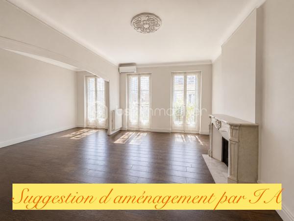Idéalement situé entre la Place de la Liberté et l'Avenue Colbert , à 2 min à pieds de la Gare, dans l’un des quartiers les plus recherchés de Toulon, découvrez ce magnifique appartement traversant de 131 m², alliant le charme de l’ancien et le confort moderne.

Situé au 4ᵉ étage sur 5 d’un élégant immeuble de style haussmannien parfaitement entretenu, au sein d’une copropriété de seulement 6 lots, cet appartement bénéficie d’un environnement calme et d’une luminosité exceptionnelle grâce à sa double exposition Sud-Nord.

Vous serez séduits par ses beaux volumes, sa très belle hauteur sous plafond, ses prestations de qualité et son état irréprochable : aucun travaux n’est à prévoir.

L’appartement se compose de :

* Une vaste pièce de vie baignée de lumière ;
* Une cuisine fonctionnelle et parfaitement aménagée ;
* Trois grandes chambres, spacieuses et très lumineuses ;
* Une salle de bains ;
*UneSalle de Douche
* Des espaces de rangement optimisés.

Son emplacement privilégié permet un accès immédiat à tous les commerces, écoles, services et transports en commun.

Les atouts :

* 131 m² habitables ;
* Appartement traversant Sud-Nord ;
* Très lumineux ;
* 4ᵉ étage sur 5 ;
* Immeuble de caractère style haussmannien ;
* Copropriété de 6 lots ;
* Aucune rénovation à prévoir ;
* Trois grandes chambres ;
* Belle hauteur sous plafond ;
* Quartier calme et recherché ;
* Proximité immédiate des commerces et transports.

Un bien rare sur le marché toulonnais, idéal pour une famille ou pour les amateurs de beaux appartements de caractère.
Très bel opportunité pour allier résidence principale et activité libérale.