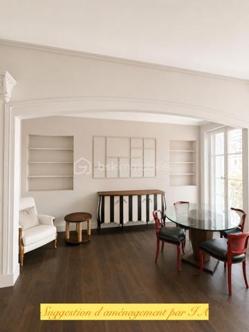 Idéalement situé entre la Place de la Liberté et l'Avenue Colbert , à 2 min à pieds de la Gare, dans l’un des quartiers les plus recherchés de Toulon, découvrez ce magnifique appartement traversant de 131 m², alliant le charme de l’ancien et le confort moderne.

Situé au 4ᵉ étage sur 5 d’un élégant immeuble de style haussmannien parfaitement entretenu, au sein d’une copropriété de seulement 6 lots, cet appartement bénéficie d’un environnement calme et d’une luminosité exceptionnelle grâce à sa double exposition Sud-Nord.

Vous serez séduits par ses beaux volumes, sa très belle hauteur sous plafond, ses prestations de qualité et son état irréprochable : aucun travaux n’est à prévoir.

L’appartement se compose de :

* Une vaste pièce de vie baignée de lumière ;
* Une cuisine fonctionnelle et parfaitement aménagée ;
* Trois grandes chambres, spacieuses et très lumineuses ;
* Une salle de bains ;
*UneSalle de Douche
* Des espaces de rangement optimisés.

Son emplacement privilégié permet un accès immédiat à tous les commerces, écoles, services et transports en commun.

Les atouts :

* 131 m² habitables ;
* Appartement traversant Sud-Nord ;
* Très lumineux ;
* 4ᵉ étage sur 5 ;
* Immeuble de caractère style haussmannien ;
* Copropriété de 6 lots ;
* Aucune rénovation à prévoir ;
* Trois grandes chambres ;
* Belle hauteur sous plafond ;
* Quartier calme et recherché ;
* Proximité immédiate des commerces et transports.

Un bien rare sur le marché toulonnais, idéal pour une famille ou pour les amateurs de beaux appartements de caractère.
Très bel opportunité pour allier résidence principale et activité libérale.