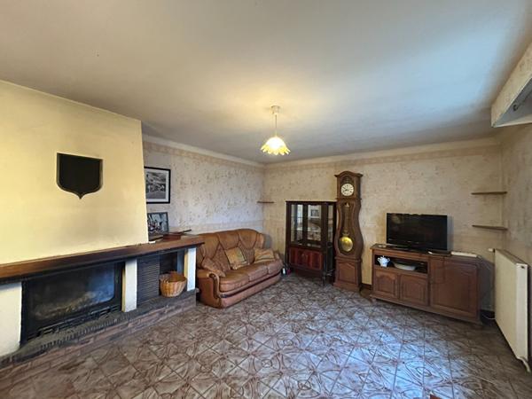 Maison des années 70 avec plus de 2500m2 de jardin située à Voivres-Les-Le-Mans