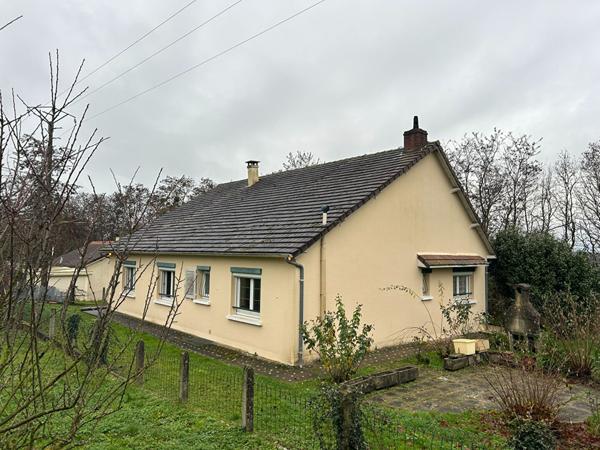 Maison des années 70 avec plus de 2500m2 de jardin située à Voivres-Les-Le-Mans