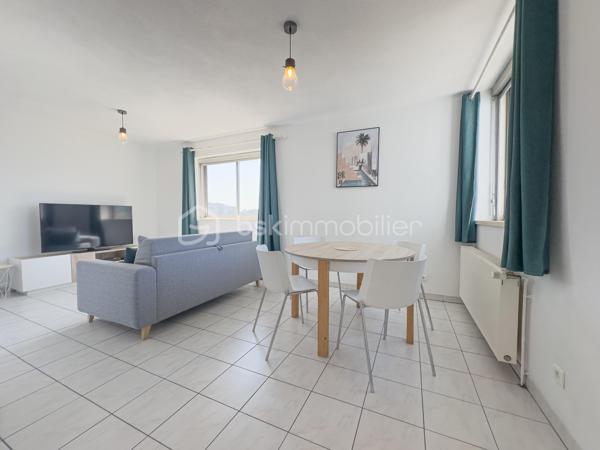 Appartement T2 de 42,02 m² Carrez au 4e étage d'une résidence avec ascenseur, à Bourran.

Il se compose d'une entrée qui dessert une pièce de vie avec placard, une cuisine aménagée, une salle d'eau, un WC séparé et une chambre avec placard.

Appartement lumineux, en bon état, aucun travaux à prévoir.

Charges de copropriété : 83 €/mois, chauffage et eau inclus. 
Taxe foncière : 842 €.

Idéal premier achat ou investissement locatif.