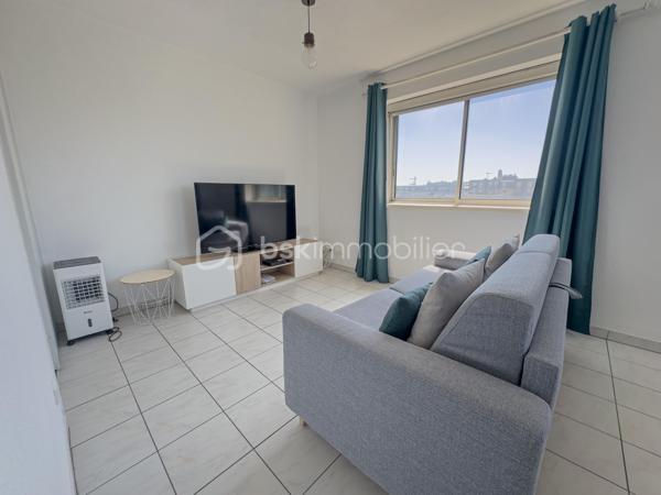 Appartement T2 de 42,02 m² Carrez au 4e étage d'une résidence avec ascenseur, à Bourran.

Il se compose d'une entrée qui dessert une pièce de vie avec placard, une cuisine aménagée, une salle d'eau, un WC séparé et une chambre avec placard.

Appartement lumineux, en bon état, aucun travaux à prévoir.

Charges de copropriété : 83 €/mois, chauffage et eau inclus. 
Taxe foncière : 842 €.

Idéal premier achat ou investissement locatif.