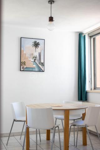 Appartement T2 de 42,02 m² Carrez au 4e étage d'une résidence avec ascenseur, à Bourran.

Il se compose d'une entrée qui dessert une pièce de vie avec placard, une cuisine aménagée, une salle d'eau, un WC séparé et une chambre avec placard.

Appartement lumineux, en bon état, aucun travaux à prévoir.

Charges de copropriété : 83 €/mois, chauffage et eau inclus. 
Taxe foncière : 842 €.

Idéal premier achat ou investissement locatif.