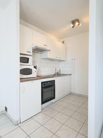 Appartement T2 de 42,02 m² Carrez au 4e étage d'une résidence avec ascenseur, à Bourran.

Il se compose d'une entrée qui dessert une pièce de vie avec placard, une cuisine aménagée, une salle d'eau, un WC séparé et une chambre avec placard.

Appartement lumineux, en bon état, aucun travaux à prévoir.

Charges de copropriété : 83 €/mois, chauffage et eau inclus. 
Taxe foncière : 842 €.

Idéal premier achat ou investissement locatif.