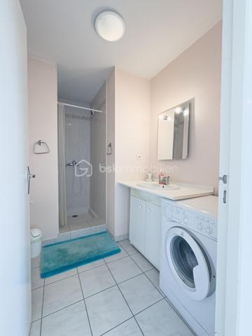 Appartement T2 de 42,02 m² Carrez au 4e étage d'une résidence avec ascenseur, à Bourran.

Il se compose d'une entrée qui dessert une pièce de vie avec placard, une cuisine aménagée, une salle d'eau, un WC séparé et une chambre avec placard.

Appartement lumineux, en bon état, aucun travaux à prévoir.

Charges de copropriété : 83 €/mois, chauffage et eau inclus. 
Taxe foncière : 842 €.

Idéal premier achat ou investissement locatif.