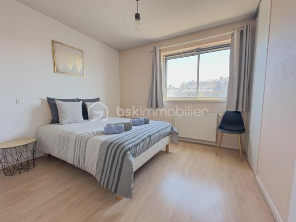Appartement T2 de 42,02 m² Carrez au 4e étage d'une résidence avec ascenseur, à Bourran.

Il se compose d'une entrée qui dessert une pièce de vie avec placard, une cuisine aménagée, une salle d'eau, un WC séparé et une chambre avec placard.

Appartement lumineux, en bon état, aucun travaux à prévoir.

Charges de copropriété : 83 €/mois, chauffage et eau inclus. 
Taxe foncière : 842 €.

Idéal premier achat ou investissement locatif.