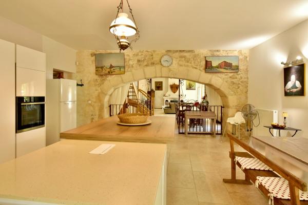 Dpt Bouches du Rhône (13), à vendre TARASCON maison P6 de 300 m² - Terrain de 2558 m²