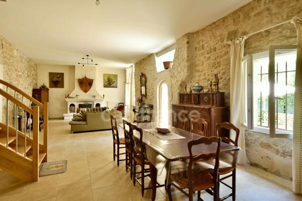 Dpt Bouches du Rhône (13), à vendre TARASCON maison P6 de 300 m² - Terrain de 2558 m²