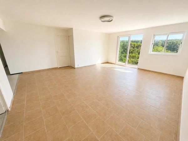 Vente                                                      Appartement
                        
                                         82 m2                     à Le Luc