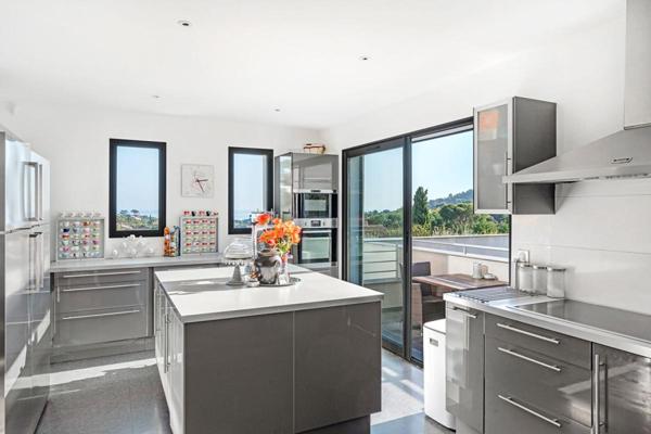 Propriété contemporaine d'exception - Vue mer panoramique à Cavalaire-sur-Mer