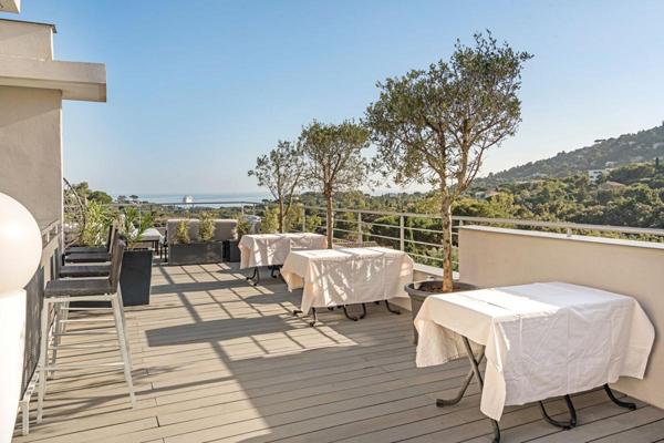 Propriété contemporaine d'exception - Vue mer panoramique à Cavalaire-sur-Mer