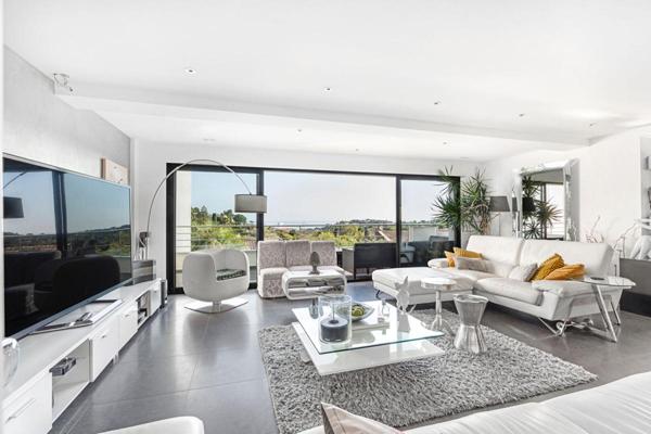 Propriété contemporaine d'exception - Vue mer panoramique à Cavalaire-sur-Mer