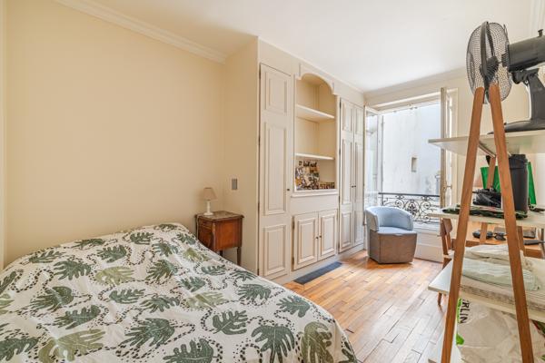 Marais Saint-Paul : 2 pièces de 37 m² au calme sur cour pavée et arborée, ascenseur et cave