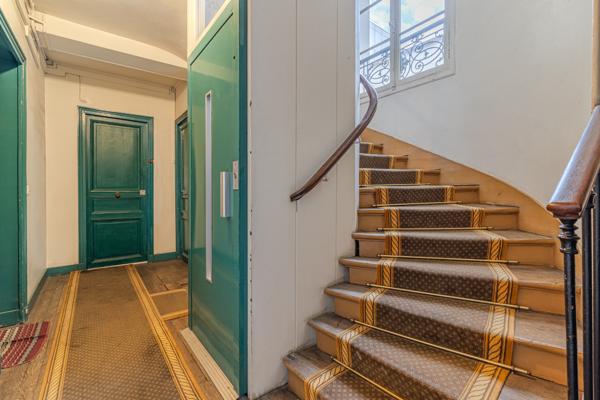 Marais Saint-Paul : 2 pièces de 37 m² au calme sur cour pavée et arborée, ascenseur et cave