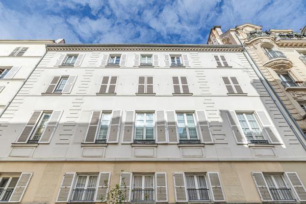 Marais Saint-Paul : 2 pièces de 37 m² au calme sur cour pavée et arborée, ascenseur et cave