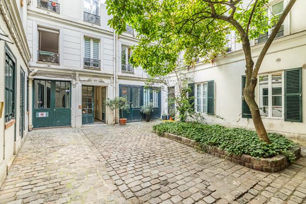 Marais Saint-Paul : 2 pièces de 37 m² au calme sur cour pavée et arborée, ascenseur et cave