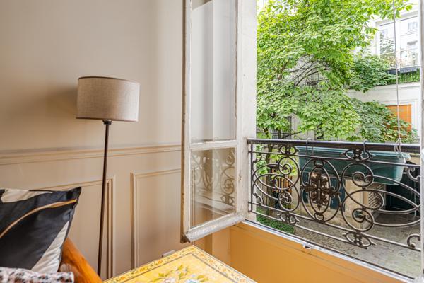Marais Saint-Paul : 2 pièces de 37 m² au calme sur cour pavée et arborée, ascenseur et cave