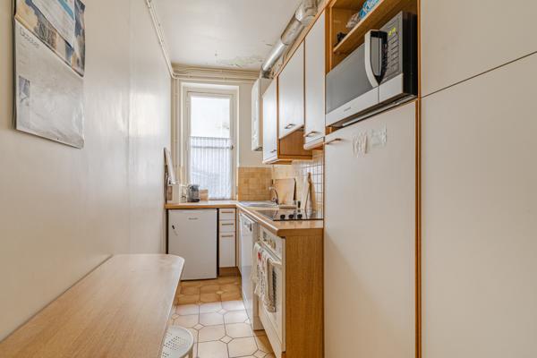 Marais Saint-Paul : 2 pièces de 37 m² au calme sur cour pavée et arborée, ascenseur et cave