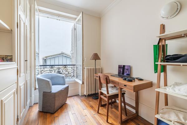Marais Saint-Paul : 2 pièces de 37 m² au calme sur cour pavée et arborée, ascenseur et cave