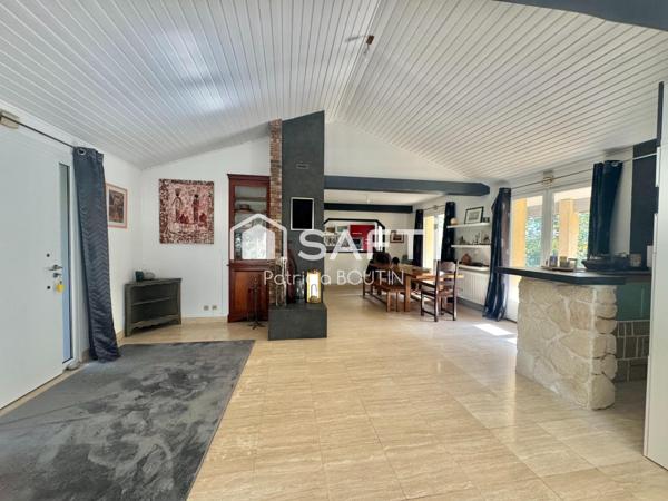 BEAU PAVILLON DE 4 CHAMBRES ET STUDIO ATTENANT + JARDIN PISCINE ET GARAGE