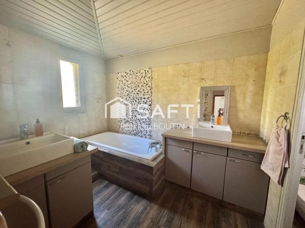 BEAU PAVILLON DE 4 CHAMBRES ET STUDIO ATTENANT + JARDIN PISCINE ET GARAGE