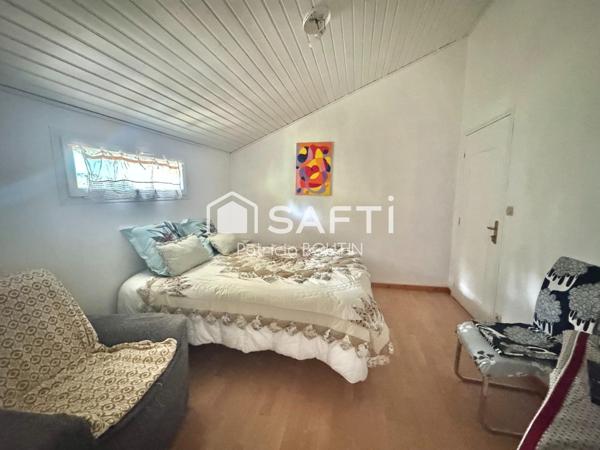 BEAU PAVILLON DE 4 CHAMBRES ET STUDIO ATTENANT + JARDIN PISCINE ET GARAGE