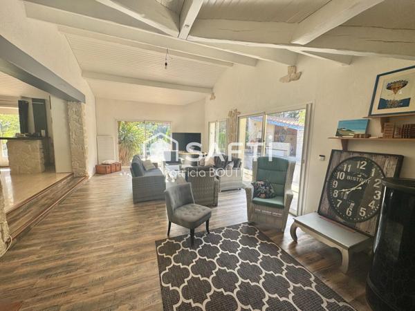 BEAU PAVILLON DE 4 CHAMBRES ET STUDIO ATTENANT + JARDIN PISCINE ET GARAGE