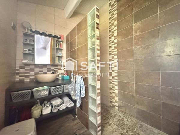 BEAU PAVILLON DE 4 CHAMBRES ET STUDIO ATTENANT + JARDIN PISCINE ET GARAGE