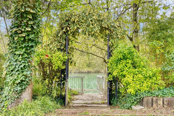 Demeure singulière en bord de Marne avec ponton privé
