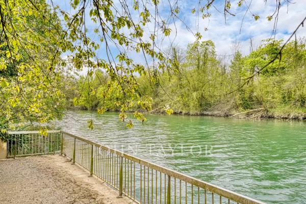 Demeure singulière en bord de Marne avec ponton privé